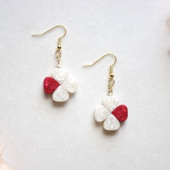 レジンアート　クローバーのピアス〈独りの愛〉