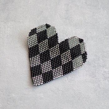 ダイヤモンドチェックハート3のビーズブローチ（ブラック×ブラックシルバー）【受注】