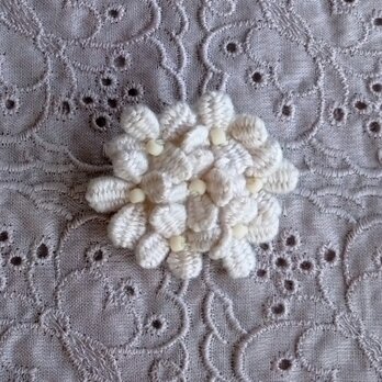 小さい花束みたいな刺繍ブローチ　コサージュ　グレーベージュ
