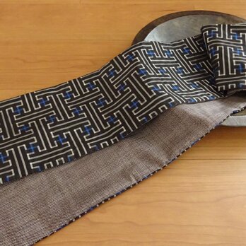 伝統柄を楽しむ大島スカーフ（秋名バラ）