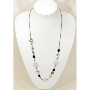 ローズクォーツとオニキス、スモーキークォーツの天然石ロングネックレス（マンテル、多面カット、紅水晶）