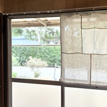 やわらかな窓辺に｜生成りと白のリネンつぎはぎクロス(90×90)