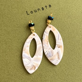 送料無料‼️チェコビーズネイビーと個性派チャームのエスニックピアス