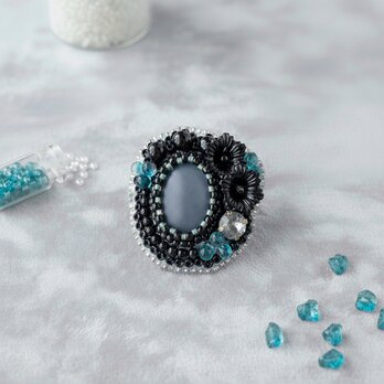 ブルーとブラックのビーズ刺しゅうブローチ（K1232)