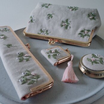 【受注制作】ビーズ 小花 刺繍 ４点セット（がま口15センチ／扇子入れ・ペンケース21センチ／アクセサリーケース／ピルケース）