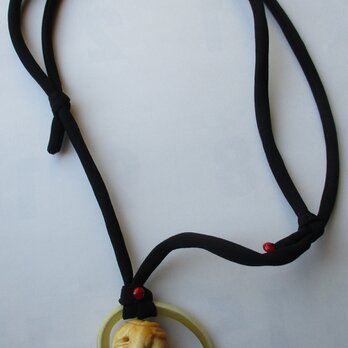 ８３４７　卯（うさぎ・う）の干支の彫り物で作ったネックレス　＃送料無料