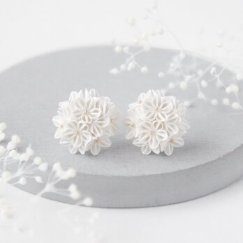 1gのイヤリング 「 白桜 」  痛くない 卒業式 入学式 結婚式 着物 和装 白色 つまみ細工 花 フォーマル 冬