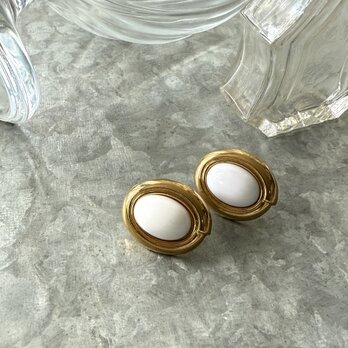 PM48-【 Monet 】モネ・ヴィンテージピアス 170〜80s White cabochon oval gold-tone