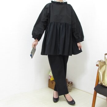 2849優雅な佇まいのフリルギャザーブラウス - 黒の格子柄に包まれて