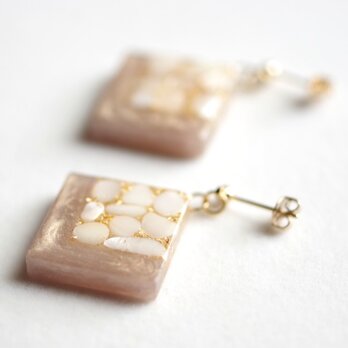 レジンアート　スクエアピアス〈真珠色の声・ベージュ〉
