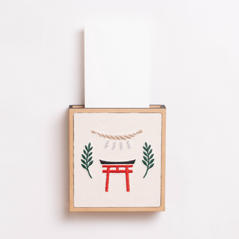 鳥居と榊としめ縄の刺繍のお札立て（二通りの飾り方が可能）