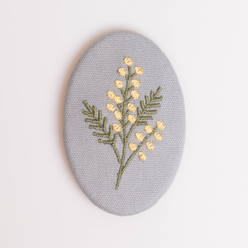 シンプルなミモザの刺繍ブローチ