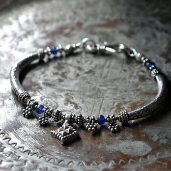 スクエアoldアフガンシルバーとインドシルバー小花、湾曲カレンシルバー、ブルービーズのブレス