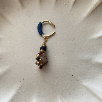 粒々ビーズと刺し子糸のイヤカフ・赤系