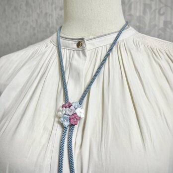 花束のループタイ:冬の香り