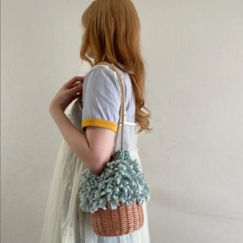 【1点在庫あり】「ブルー」籐とかぎ針編みのバッグMeggBag poche /かごバッグ