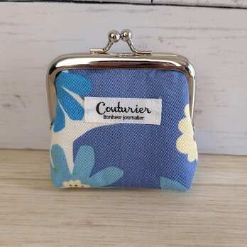 大柄の花がいっぱい。ブルーが涼し気な手のひらがま口