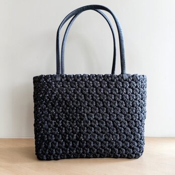 万能な黒のクラフトバンド花結び編みトートバッグ　かご　ブラック　シンプル　ギフト　プレゼント　通勤　通学　お出かけ