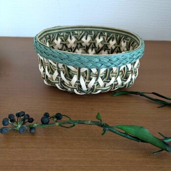 モスグリーン✕バニラホワイトのクラフトバンド製ラウンド型小物入れ（カゴ）インテリア 収納