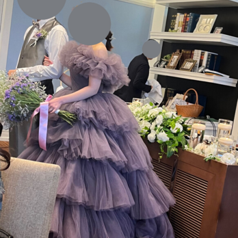実例写真！カラードレス オーキッド オフショルダー 柔らかく重ねたチュールスカート 結婚式 抜群のおしゃれ見え