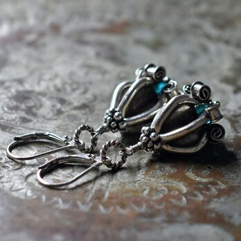 ドークラックカレンシルバー、インディゴブルーアンティークビーズのピアス