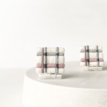 秋冬新作　刺繍ピアス　チェック　くすみピンク