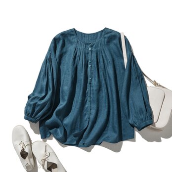 シンプルコーデに立体感と華やぎを添える一枚 フランチリネン 100％　長袖ブラウス　孔雀青　250815-3