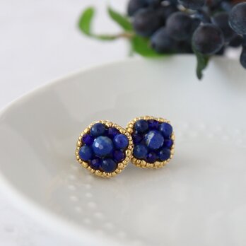 ラピスラズリの実／深みブルーのビーズ刺繍ピアス