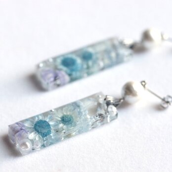 レジンアート　長方形のプレートとコットンパールのピアス〈青い花のメヌエット〉