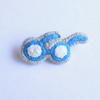 青色めがね　もこもこレンズの刺繍ブローチ