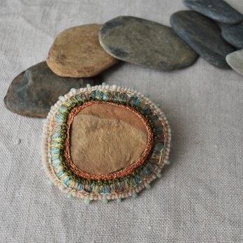石を包み込んだ刺繍ブローチ