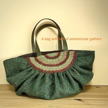 ギャザーがいっぱいの半円かばん（ツイード生地）