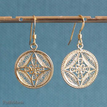 コインチャームのドロップピアス・透かしの銀線細工フラワークロス [ch73-pa-g]金属アレルギー