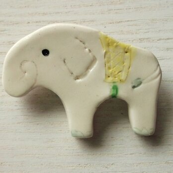 陶ブローチ-白象のやまぶきの画像