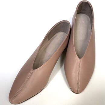 上品ピンクベージュのレザーフラットシューズ｜柔らかレザーで大人の足元に