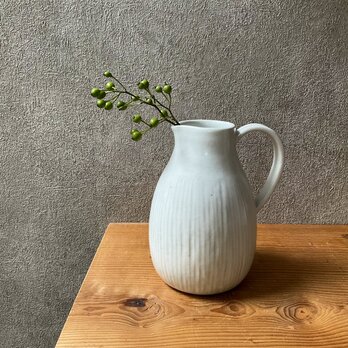 線刻ピッチャー花瓶