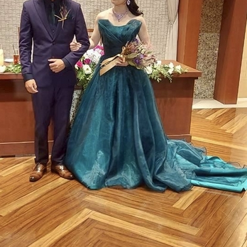 実例写真！カラードレス ブルー ベアトップ 上質オーガンジー ロングトレーン 編み上げ 花嫁
