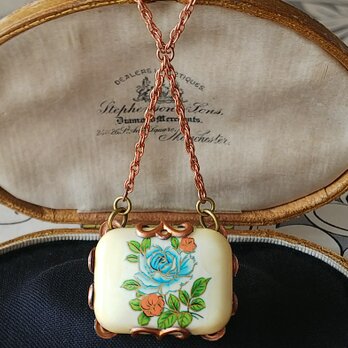 ヴィンテージ　Blue薔薇と赤い椿のレクタングルGlassのネックレス