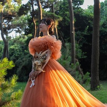 実例写真！カラードレス オレンジ 取り外しオフショルダー フリル袖 華やかなトレーン 編み上げ 前撮り