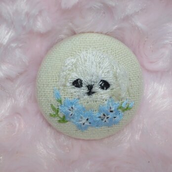手刺繍  ブローチ 犬  マルチーズとネモフィラ  アクセサリー  ハンドメイド