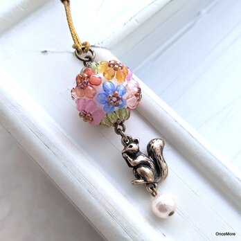 花手毬とリスの根付け・帯飾り