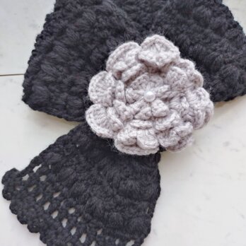 【今年の新作】マフラー ショートマフラー ループマフラー お花 コサージュ 黒 ブラック✖グレー パール 手編み 編み物 編み