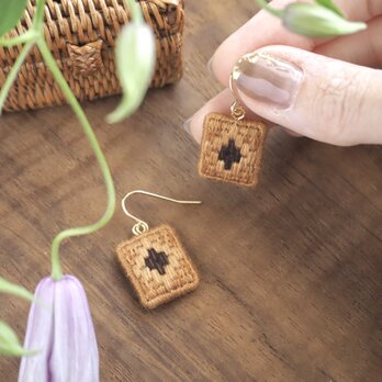 アタモチーフ　刺繍ピアス or イヤリング（S）