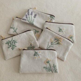 リネン混の草花刺繍小さめぺたんこポーチ