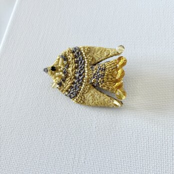 "autumn yellow" 秋の黄色をまとう　草木染め糸を使った刺繍鳥ブローチ
