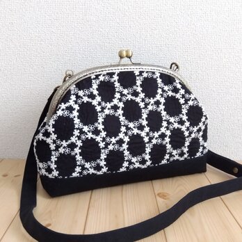 長財布も入る大きめ　サークル刺繍　がま口ショルダーバッグ　25cm口金　ブラック　376