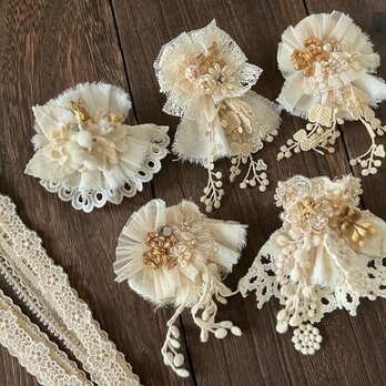 レースとビジューのブローチ