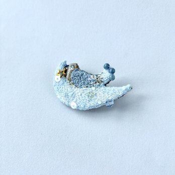 "blue moon bird " 月にゆられる鳥さん 刺繍ブローチ