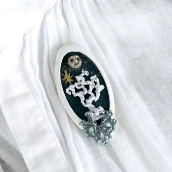 夜の森のブローチ【白B】