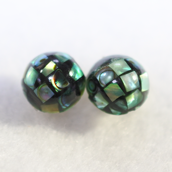 モザイクシェルのスタッドピアス（ブラック系・10mm・チタンポスト）